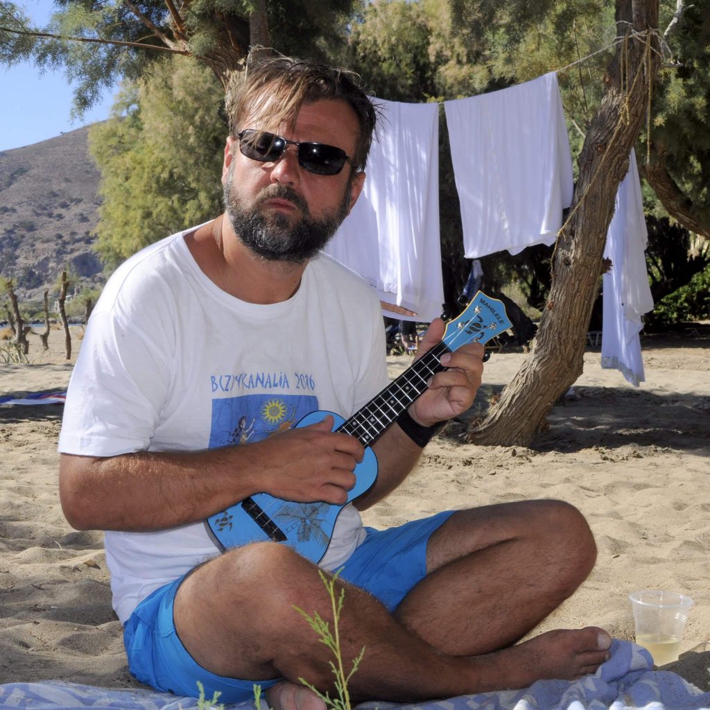 mężczyzna grający na ukulele