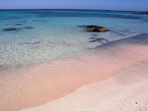 różowy piasek na plaży
