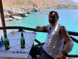 Marmara człowiek w tawernie nad plażą z piwem