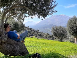 Marek na oliwce patrzy na górę Kedros Kreta wiosną