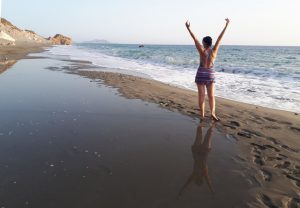 kobieta na pustej plaży