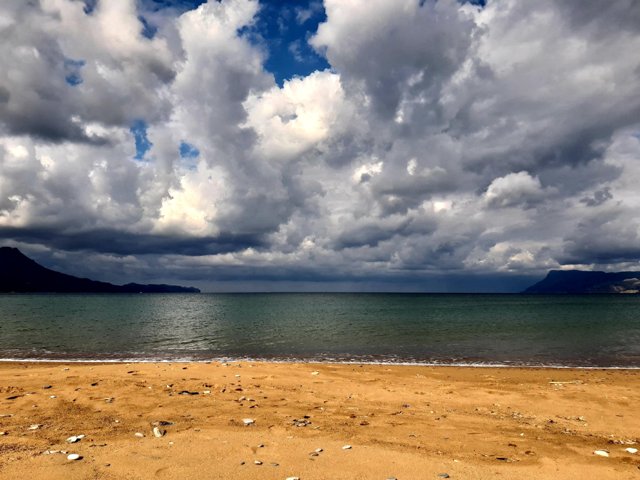 plaża burzowe chmury