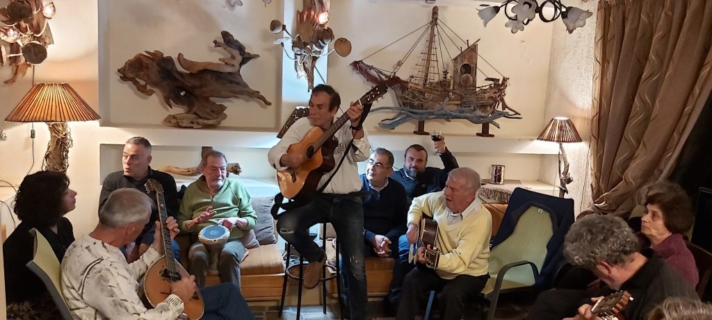 zabawa grupa mężczyzna śpiewa i gra