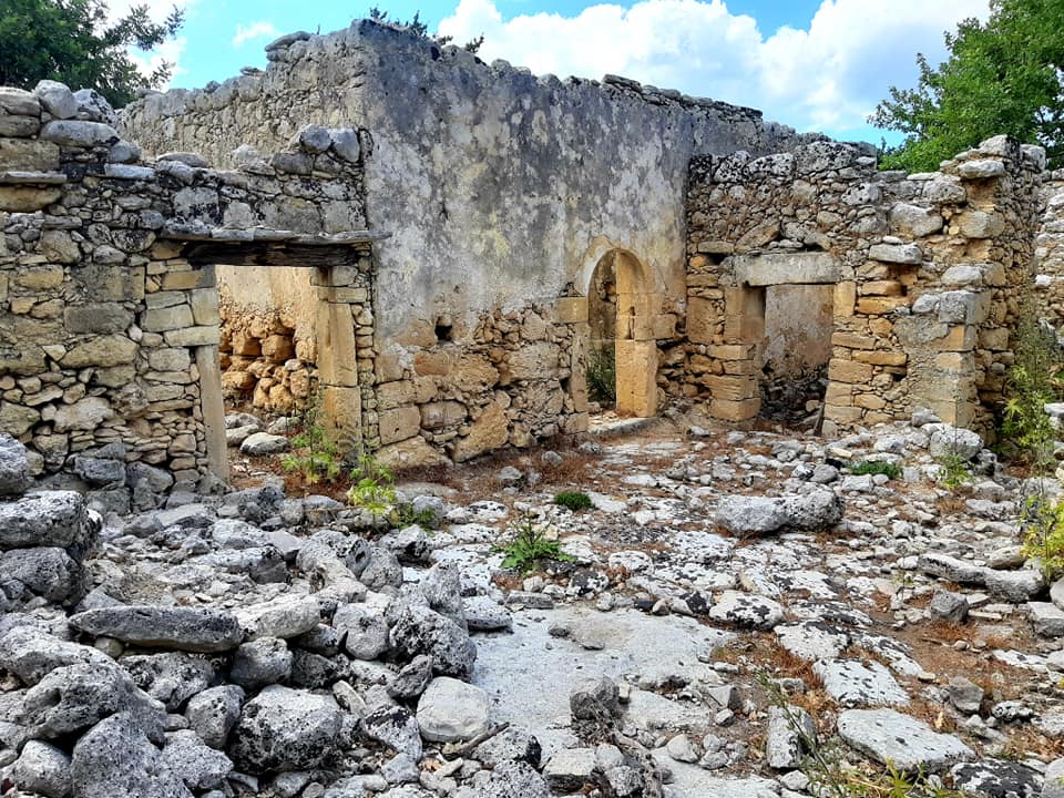 ruiny kamiennych domów