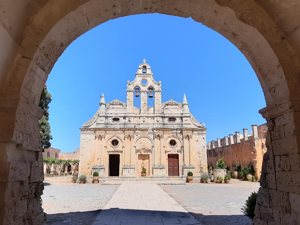 widok klasztoru arkadi z bramy