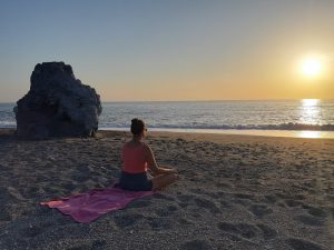 medytacja na plaży