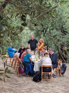 majówka grupa na obiedzie w gaju oliwnym
