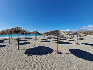 puste parasole na plaży